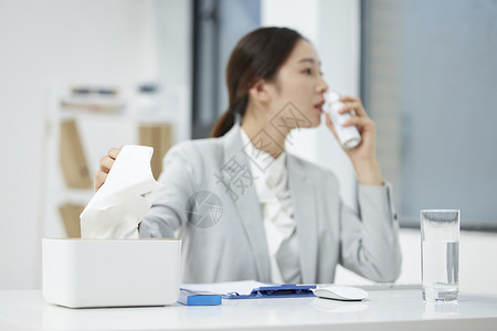 职场女性过敏使用鼻炎喷雾图片