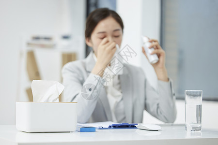 低过敏性使用鼻炎喷雾的职场女性背景