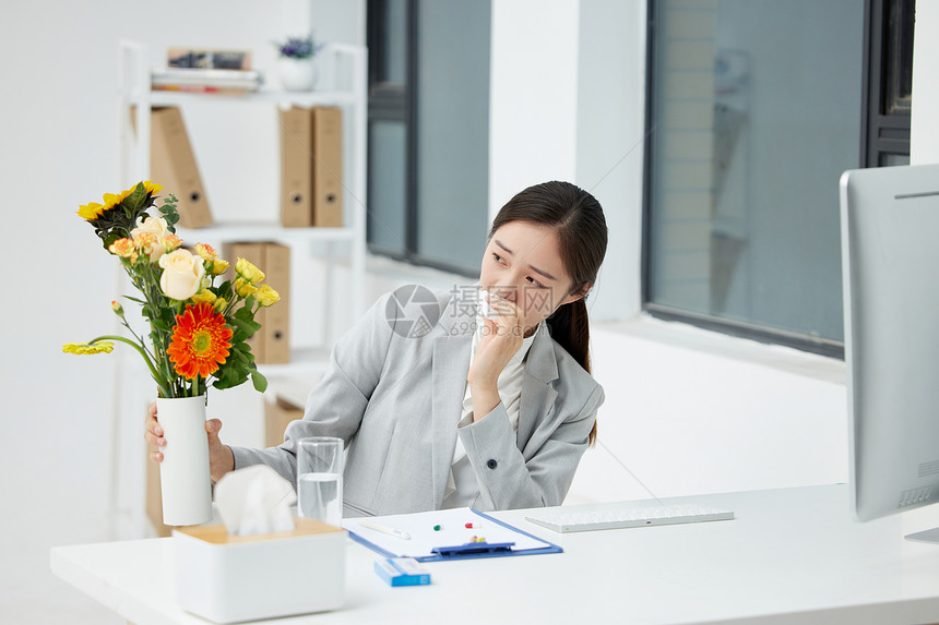 对花粉过敏的职场商务女性图片