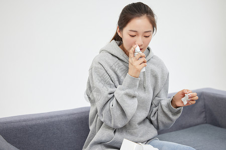 冬季润唇膏使用鼻炎喷雾的居家女性背景