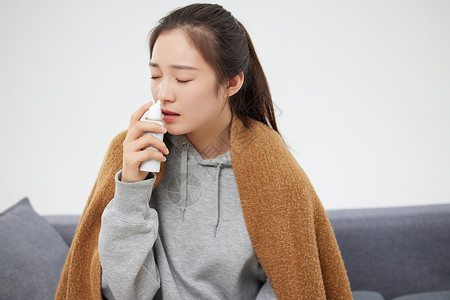 鼻炎的女性使用喷雾治疗高清图片