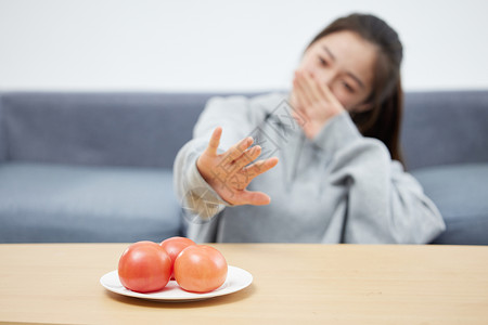 食用西红柿过敏的女性图片