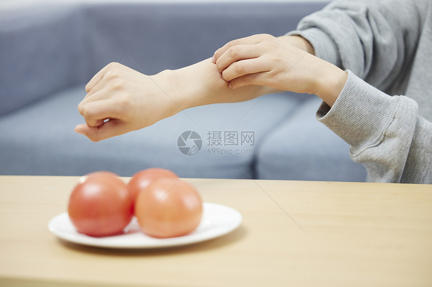 食用西红柿过敏瘙痒的女性图片