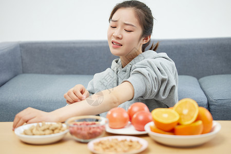 女性食物过敏瘙痒抓手部高清图片