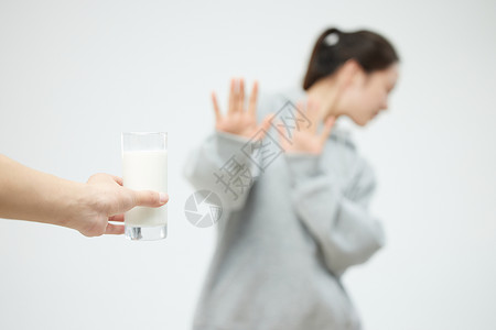 女性拒绝乳糖不耐拒绝牛奶的女性背景