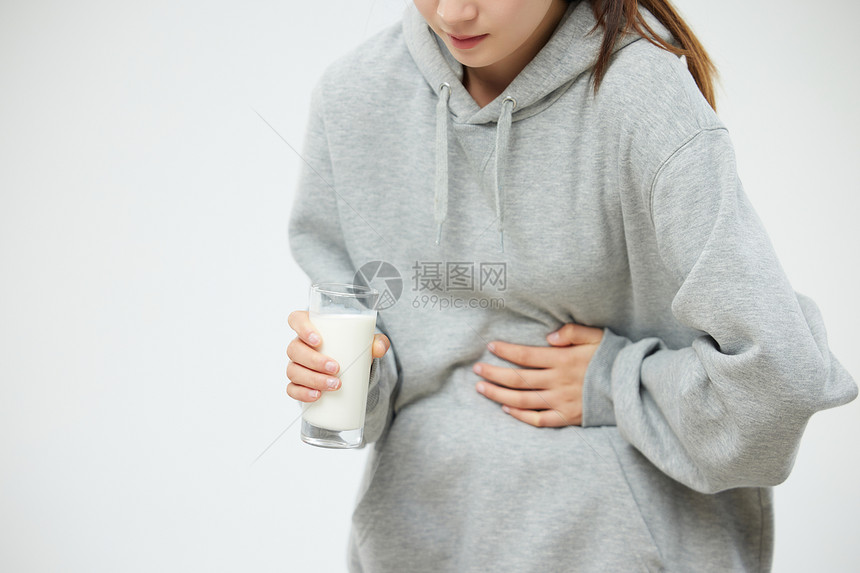 乳糖不耐的女性喝了牛奶肚子难受图片