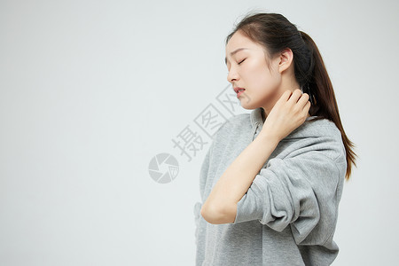 过敏难受的女性抓挠脖子图片