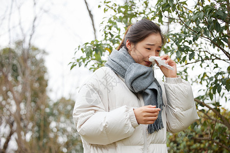 冬季在外面女孩女性在户外鼻炎难受背景