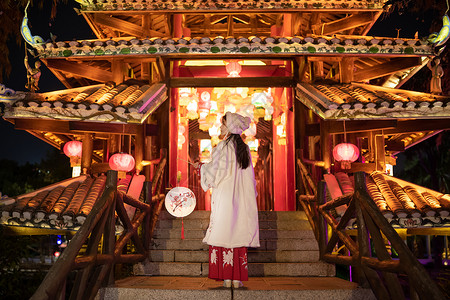 中秋节花灯女孩古装少女提着灯笼站在古建筑前背景