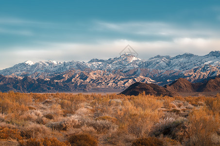 川西甘孜塔公草原的木雅金顶和雪山高清图片