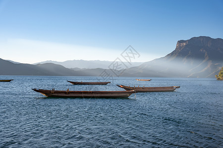 山猪泸沽湖上停着的船只背景