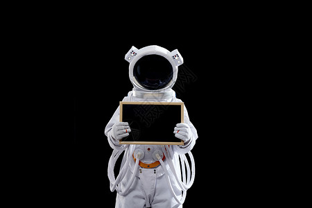 手拿黑板的宇航员站在月球表面上图片