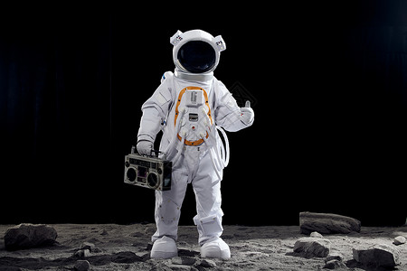宇航员站在月球表面手拿收音机图片