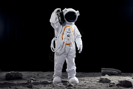 站在月球表面的宇航员手拿收音机背景图片