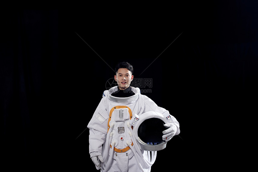 宇航员手拿头盔形象图片