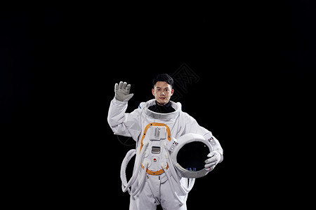 手拿头盔打招呼的宇航员肖像照图片