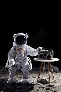 听收音机的宇航员形象背景图片