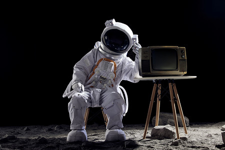 太空中坐在电视机旁的宇航员图片