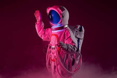 红色烟雾云宇航员站在红色的烟雾中背景