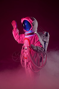 红色烟雾云站在红色烟雾中的宇航员背景