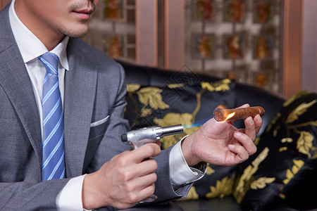 吸烟点高端商务会所男性用打火机点雪茄背景