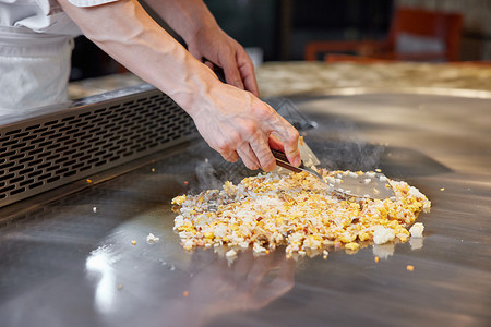 高端商务酒店厨师制作铁板炒饭背景图片