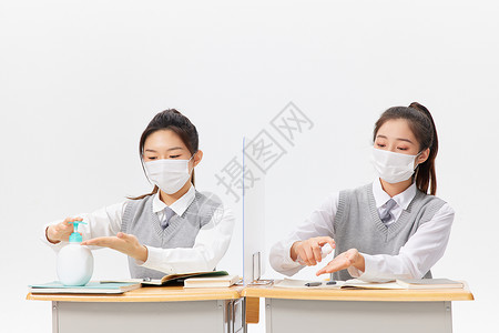青年学生戴口罩上课手部消毒图片