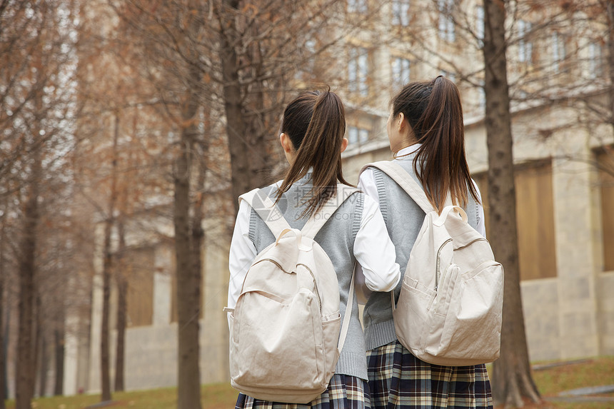 青年学生美女同学背影图片