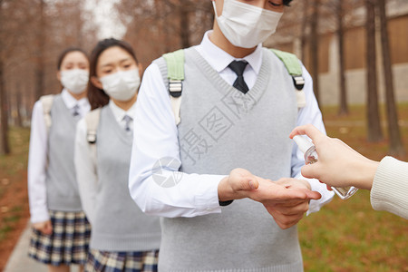 学生户外戴口罩排队手部消毒图片