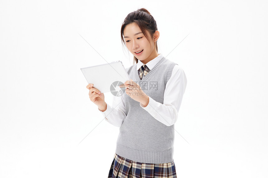 女学生手拿平板电脑图片