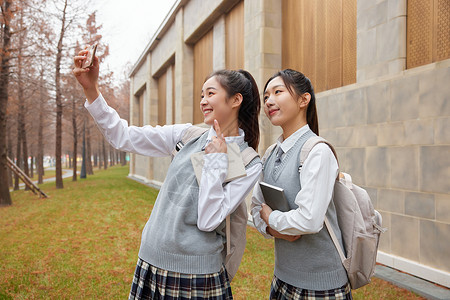 青年学生美女闺蜜手机自拍图片