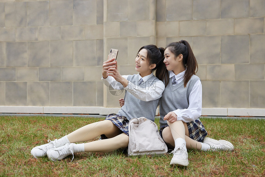 学坐在草地上自拍的美女同学图片