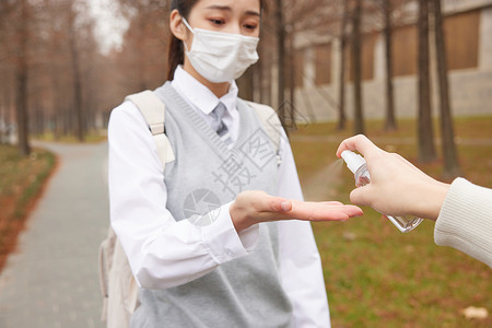 学生户外手部清洁消毒特写图片