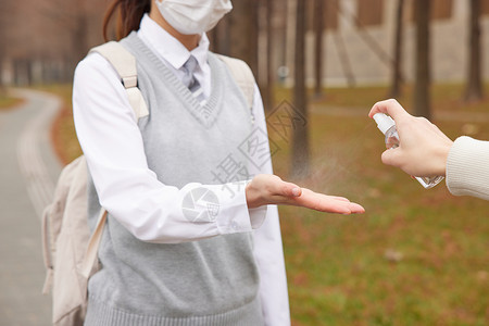 学生户外手部清洁消毒特写图片
