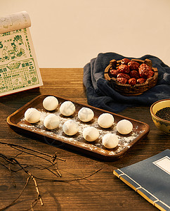 砧板上的传统生红枣芝麻汤圆图片