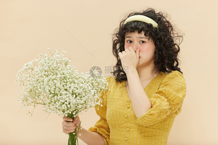 女孩因花粉过敏鼻子十分难受图片