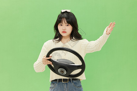 可爱少女手拿方向盘提醒安全驾驶图片