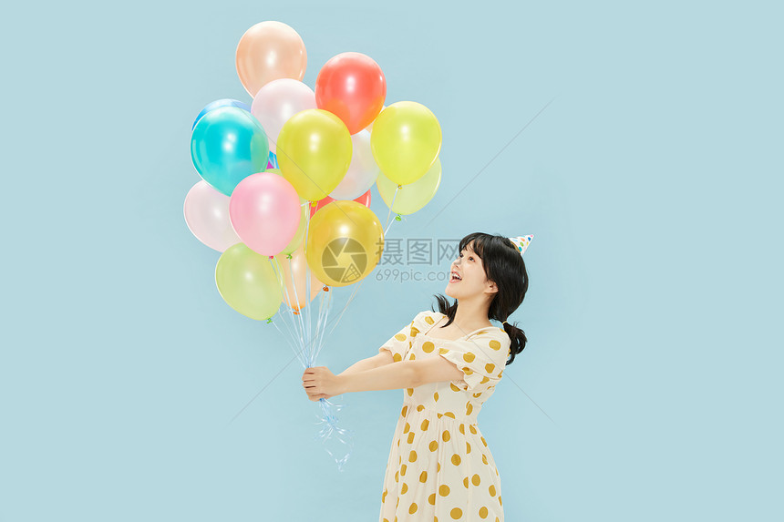 阳光少女手拿气球图片