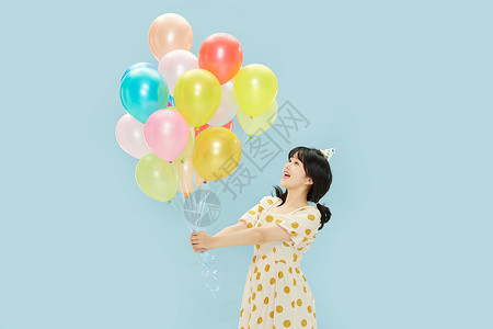彩气球阳光少女手拿气球背景