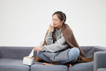 寒冬预防感冒在家鼻炎使用鼻喷的女性背景