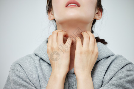 感染科过敏瘙痒抓挠脖子的女性背景