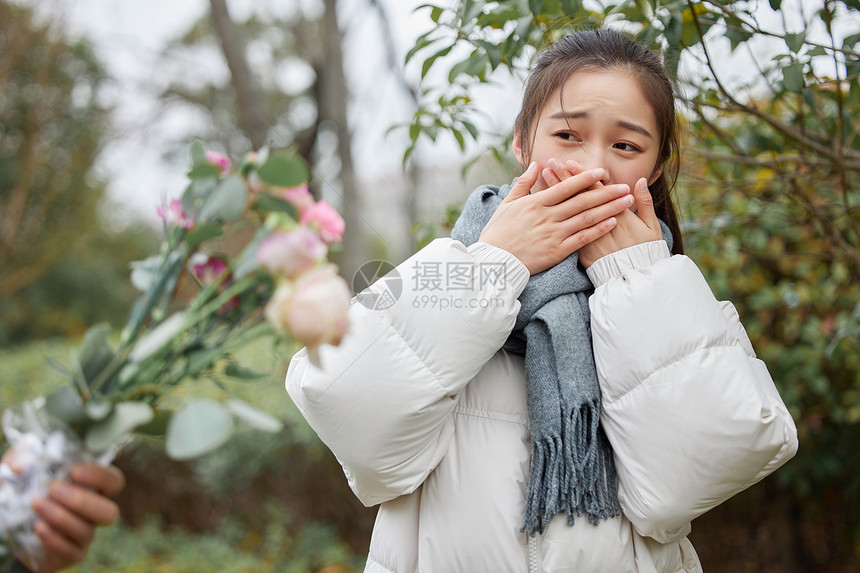 户外花粉过敏的女性图片