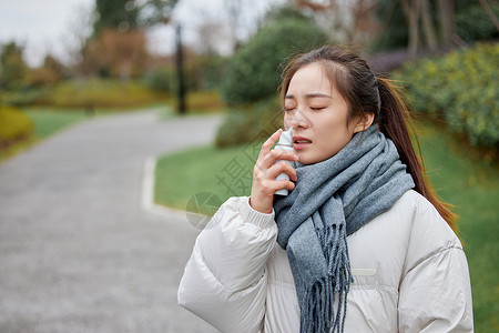 户外过敏鼻炎的女性使用喷鼻器图片
