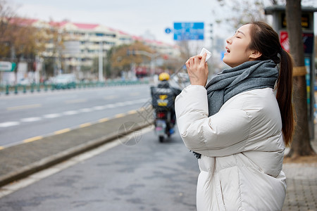 尾气污染在室外打喷嚏难受的女性背景