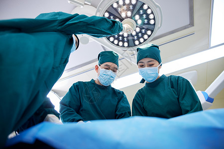 手术麻醉在手术台上工作的医生背景