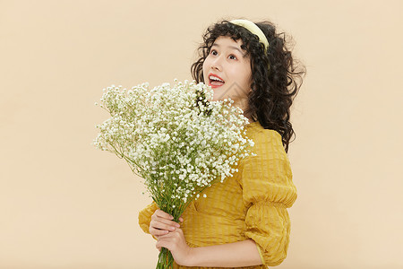 黄色衣服少女可爱少女意外收到鲜花特别开心背景
