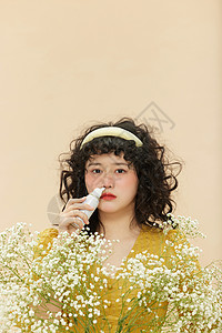 口罩花束花粉过敏使用鼻喷的微胖女孩背景