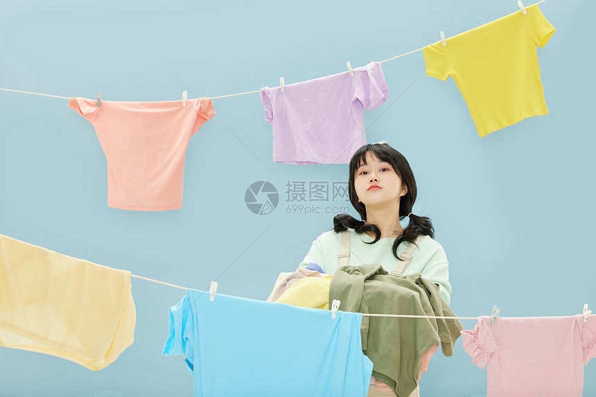 阳光可爱女孩洗衣服晾晒衣服图片