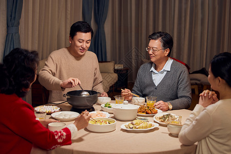 元宵节一起吃饭的家人背景图片