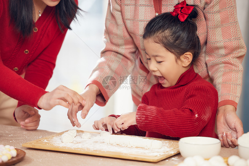 奶奶和妈妈带小女孩包汤圆图片